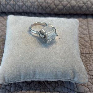 Bague en cristal et argent 925 de la marque française Lalique.